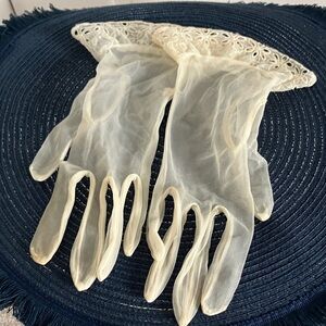 Elegant Cream Lace Gloves
